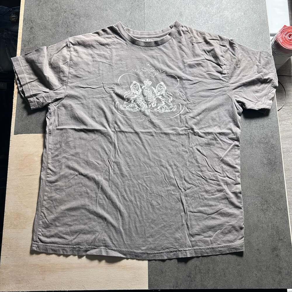 No Boundaries Gray Graphic T-Shirt With Crest And Lions Print Size Large